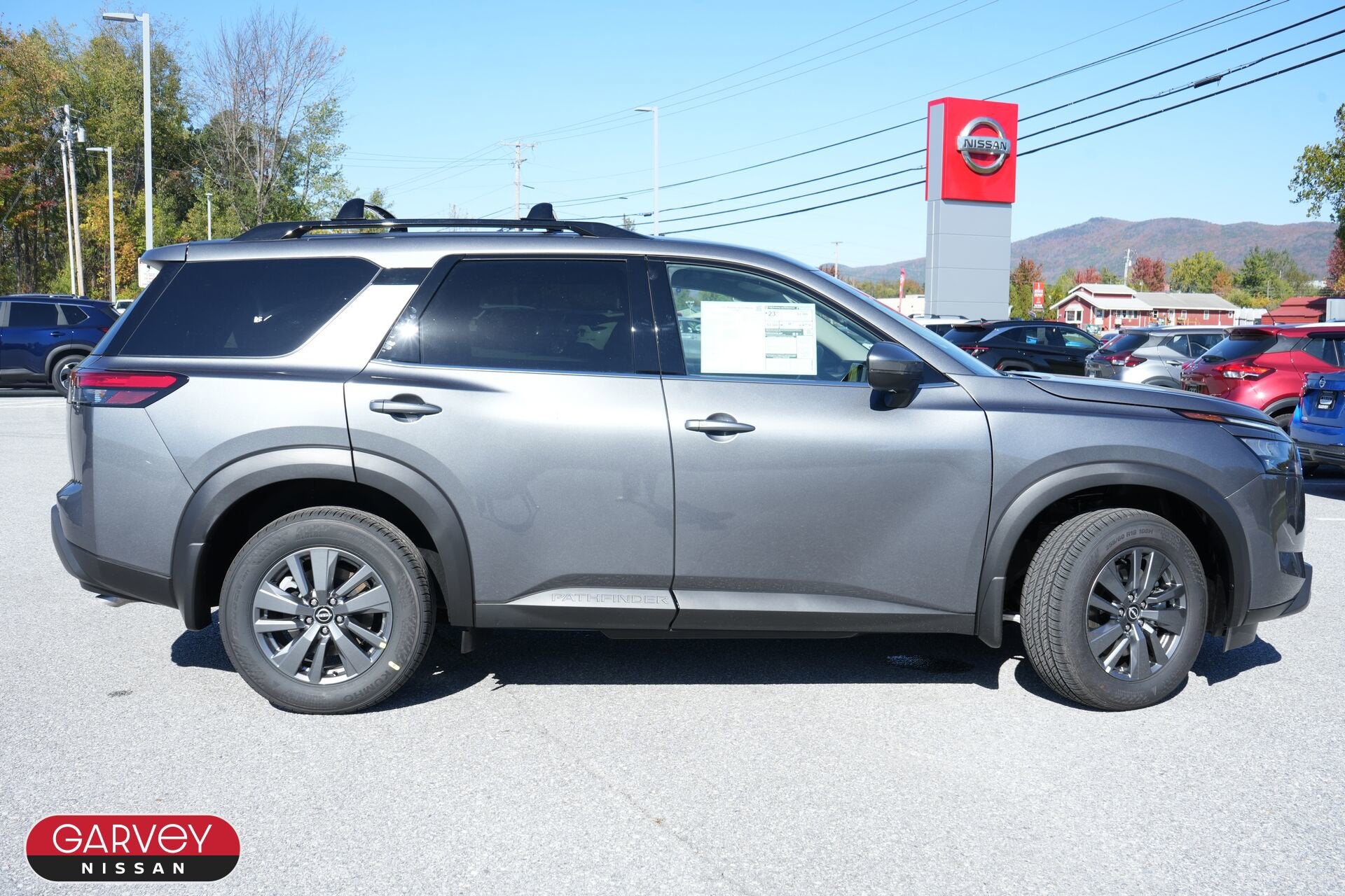 2025 Nissan Pathfinder SV