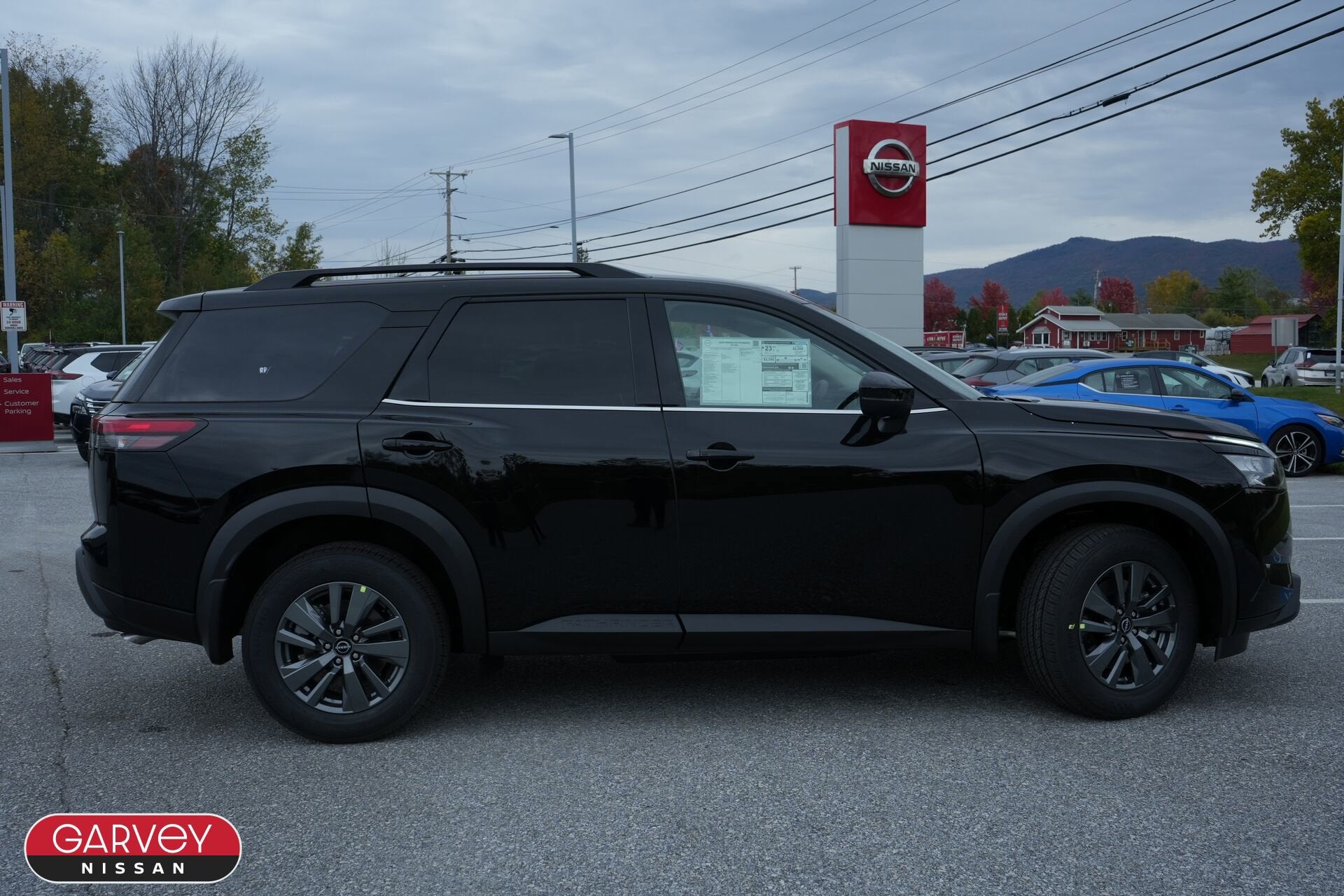 2025 Nissan Pathfinder SV