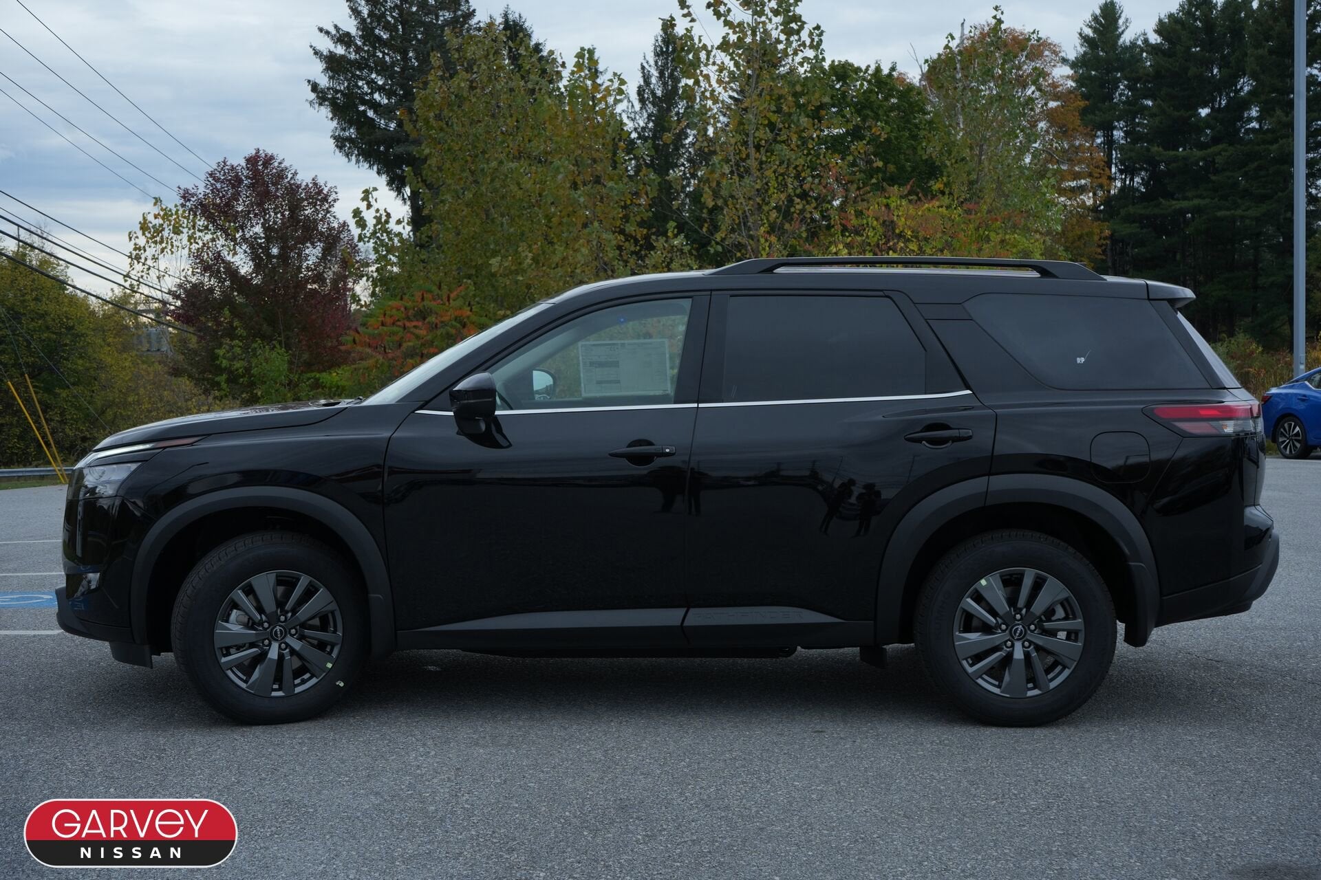 2025 Nissan Pathfinder SV